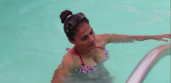  Hot Sexy Bikini Bhabhi Nude Bathing